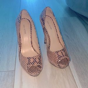 NUDE SNAKESKIN POUR LA VICTOIRE PLATFORM HEELS 6